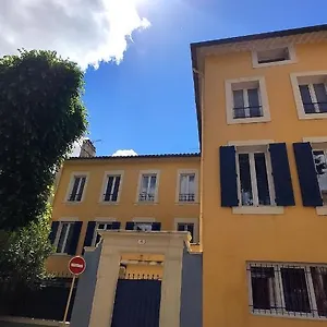 https://a-deux-pas-du-theatre.fr-provencehotel.com